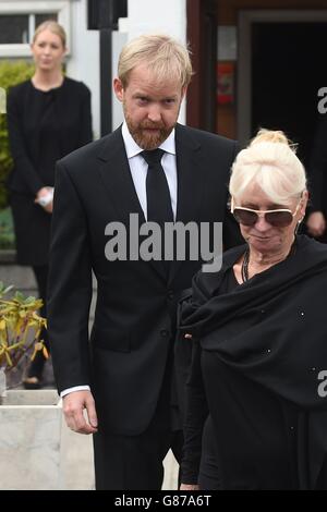 Il figlio di Cilla Black ben Willis (a sinistra) lascia B Jenkins &amp; figli funerali registi prima del funerale delle sue madri alla St Mary's Church di Woolton, Liverpool. Foto Stock