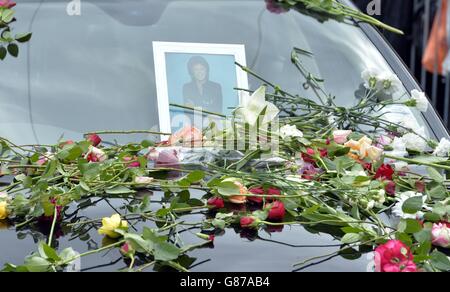 I fiori vengono gettati dal pubblico sul cuore che porta la bara di Cilla Black mentre si porta alla chiesa di Santa Maria a Woolton, Liverpool, prima del suo servizio funerale. Foto Stock