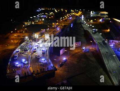 Dettaglio da un'opera di Jimmy Cestation intitolata il principio di spostamento delle conseguenze - un modello di un'intera città congelata subito dopo un periodo enorme di disordini civili - a Dismaland - Bemusement Park, il più grande spettacolo di Banksy finora, a Weston-super-Mare, Somerset. Foto Stock