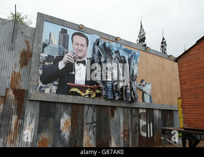 Un'opera di Peter Kennard e Cat Phillips in mostra al Dismaland - Bemusement Park, il più grande spettacolo di Banksy finora, a Weston-super-Mare, Somerset. Foto Stock