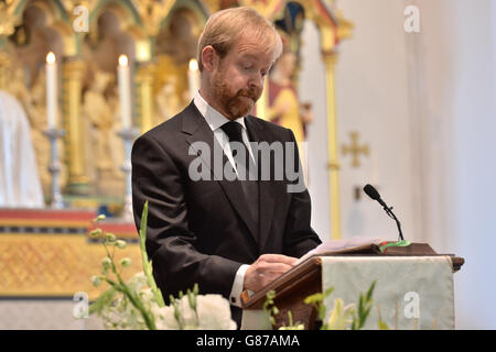 Funerale di Cilla Black. Ben Willis, figlio di Cilla Black, parla al funerale di sua madre presso la St Mary's Church di Woolton, Liverpool. Foto Stock