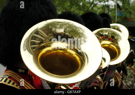 La banda delle Guardie Grenadier esegue un'esposizione di marching. I veterani della seconda Guerra Mondiale erano presenti al ricevimento dove HRH il Duca di Kent era ospite d'onore. Foto Stock