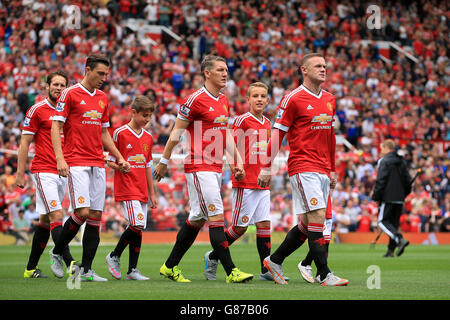 Calcio - Barclays Premier League - Manchester United / Newcastle United - Old Trafford. Wayne Rooney (a destra) del Manchester United guida la sua squadra prima della partita della Barclays Premier League a Old Trafford, Manchester. Foto Stock