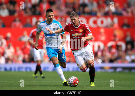 Il Bastian Schweinsteiger del Manchester United e Aleksandar Mitrovic del Newcastle United (a sinistra) combattono per la palla durante la partita della Barclays Premier League a Old Trafford, Manchester. Foto Stock