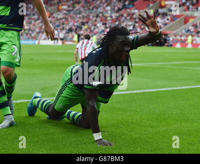 Il Bafetimbi Gomis di Swansea City festeggia il suo gol di apertura durante la partita della Barclays Premier League allo Stadium of Light, Sunderland. Foto Stock