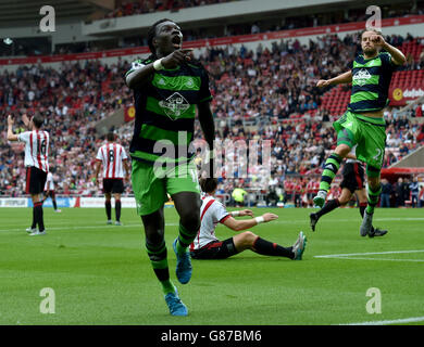 Il Bafetimbi Gomis di Swansea City festeggia il suo gol di apertura durante la partita della Barclays Premier League allo Stadium of Light, Sunderland. Foto Stock