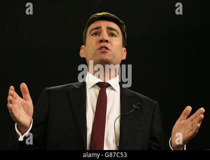 Leader del lavoro Hopeful Andy Burnham parla durante un raduno di campagna alla chiesa parrocchiale di St Pancras, Londra. Foto Stock