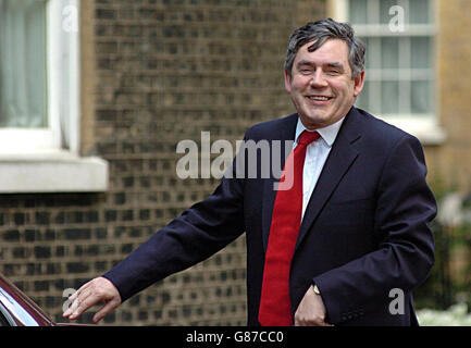 Il Cancelliere dello scacchiere Gordon Brown arriva a Downing Street, per incontrare il primo ministro britannico Tony Blair dopo la vittoria elettorale generale del partito laburista. Foto Stock