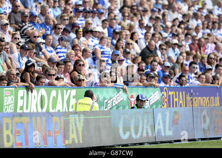 Calcio - Campionato Sky Bet - Reading v Milton Keynes Dons - Stadio Madejski. I fan di lettura nei stand durante il gioco Foto Stock