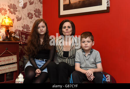 I genitori minacciavano di corte per l'assenza dei bambini. Tracy Foster con i suoi figli Faith, 15 (a sinistra) e Lenny, 12 (a destra) a casa loro a Great Barr, Birmingham. Foto Stock