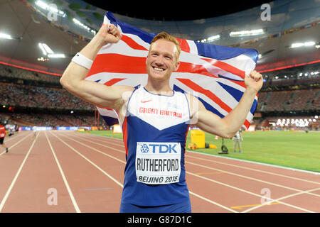 Greg Rutherford della Gran Bretagna festeggia con una bandiera Union Jack dopo aver vinto l'oro nel Long Jump durante il quarto giorno dei Campionati Mondiali IAAF allo Stadio Nazionale di Pechino, in Cina. Foto Stock