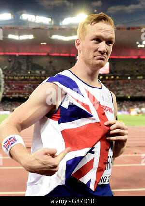 Greg Rutherford della Gran Bretagna celebra la vittoria dell'oro nel lungo salto durante il quarto giorno dei Campionati Mondiali IAAF allo Stadio Nazionale di Pechino, in Cina. Foto Stock