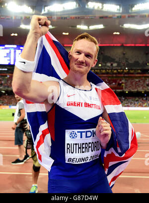 Greg Rutherford, il Gran Bretagna, celebra la vittoria dell'oro nella finale di salto a lungo maschile durante il quarto giorno dei Campionati Mondiali IAAF allo Stadio Nazionale di Pechino, in Cina. Foto Stock