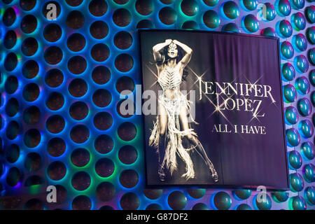 Jennifer Lopez mostra poster a Planet Hollywood Resort di Las Vegas. Foto Stock