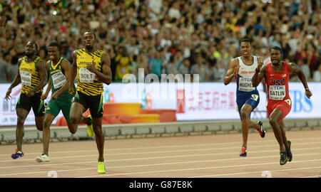 Usain Bolt della Giamaica (a sinistra) vince la finale dei 200m degli uomini davanti a Zharnel Hughes della Gran Bretagna (seconda a destra) e Justin Gatlin degli Stati Uniti (a destra) durante il sesto giorno dei Campionati Mondiali IAAF allo Stadio Nazionale di Pechino, in Cina. Foto Stock