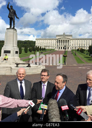 Il vice leader del DUP, Nigel Dodds Center, affiancato dal membro senior del DUP William McCrea (sinistra), e dai parlamentari Jeffrey Donaldson (seconda a sinistra) e Gregory Campbell (destra) fuori dalla Stormont House, Belfast, dopo aver incontrato il Segretario della NI Theresa Villiers. Foto Stock