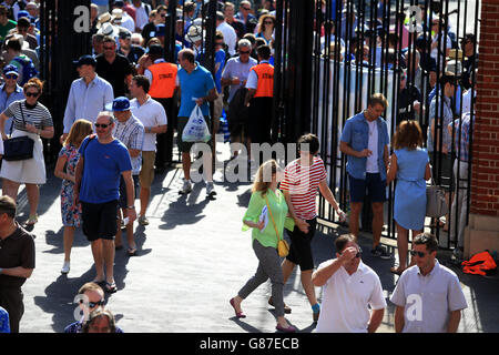 Cricket - Fifth Investec Ashes Test - Inghilterra / Australia - Day Three - The Kia Oval. I tifosi si fanno strada attraverso il Jack Hobbs Gate verso il Kia Oval Foto Stock