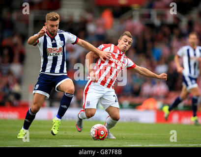 Lo Xherdan Shaqiri di Stoke City (a destra) combatte per la palla con James Morrison di West Bromwich Albion (a sinistra) durante la partita della Barclays Premier League al Britannia Stadium di Stoke-upon-Trent. Foto Stock