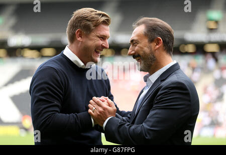 Il direttore di Milton Keynes Dons Karl Robinson e il presidente di Wimbledon FC Charles Koppel prima del gioco Foto Stock