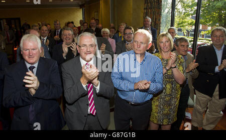 Attivisti del Partito Unionista Ulster (UUP) Michael Henderson NI Ministro per lo sviluppo regionale Danny Kennedy MLA, ex leader del partito Michael McGimpsey, Sandra Overend MLA, Lord Rogan, Il deputato Danny Kinahan applaude Mike Nesbitt, leader dell'UUP, che ha proposto di allontanarsi dal governo di condivisione del potere dell'Irlanda del Nord, per aver asserito che l'IRA provvisorio (PIRA) esiste ancora. Foto Stock