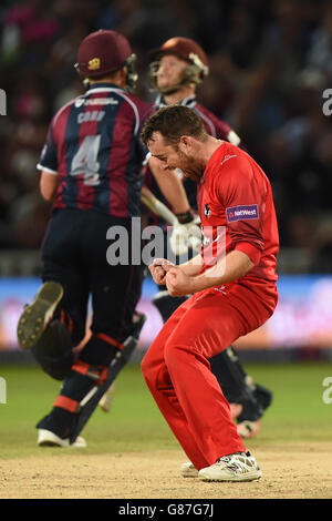 Stephen Parry di Lancashire Lightning celebra il lancio del ben Duckett del Northamptonshire Steelbacks durante la finale di Blast NatWest T20 a Edgbaston, Birmingham. Foto Stock