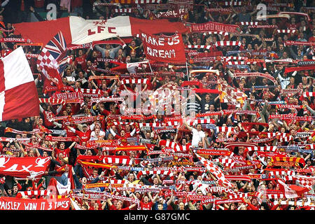 Calcio - UEFA Champions League - semifinale - seconda tappa - Liverpool / Chelsea - Anfield. I tifosi di Liverpool al famoso Kop Cheer Liverpool. Foto Stock