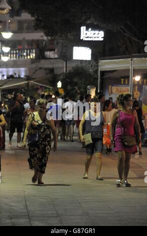 Vista della passeggiata di Punta Ballena a Magaluf, Maiorca, Spagna, verso le 22:00, termine del turno per gli ufficiali di polizia delle West Midlands PC Martina Anderson e Sergeant Brett Williams, Che si sono Uniti a colleghi spagnoli in hotspot turistici tra cui spiagge, terminal aeroportuali e centri urbani, durante un processo finanziato dal Ministero degli Esteri. Foto Stock