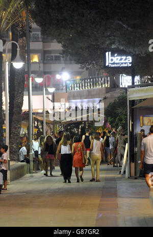 Vista della passeggiata di Punta Ballena a Magaluf, Maiorca, Spagna, verso le 22:00, termine del turno per gli ufficiali di polizia delle West Midlands PC Martina Anderson e Sergeant Brett Williams, Che si sono Uniti a colleghi spagnoli in hotspot turistici tra cui spiagge, terminal aeroportuali e centri urbani, durante un processo finanziato dal Ministero degli Esteri. Foto Stock