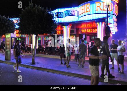 La polizia del Regno Unito visita le isole Baleari. Vista su Punta Ballena, la principale pista di club di Magaluf, Maiorca, Spagna. Foto Stock