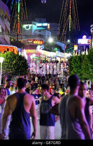 Una vista di Punta Ballena, la principale striscia di club a Magaluf, Maiorca, Spagna, dove gli ufficiali di polizia delle West Midlands, PC Martina Anderson e Sergeant Brett Williams, si sono Uniti a colleghi spagnoli per pattugliare in luoghi turistici tra cui spiagge, terminal aeroportuali e centri urbani, durante un processo finanziato dal Ministero degli Esteri. Foto Stock