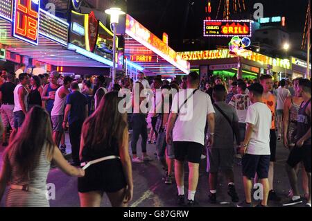 Una vista di Punta Ballena, la principale striscia di club a Magaluf, Maiorca, Spagna, dove gli ufficiali di polizia delle West Midlands, PC Martina Anderson e Sergeant Brett Williams, si sono Uniti a colleghi spagnoli per pattugliare in luoghi turistici tra cui spiagge, terminal aeroportuali e centri urbani, durante un processo finanziato dal Ministero degli Esteri. Foto Stock