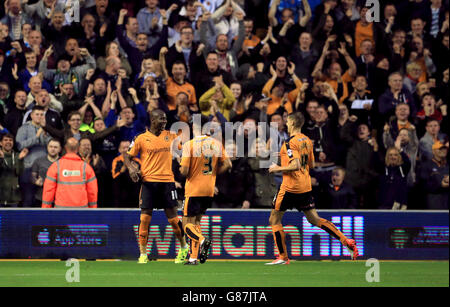 Il Benik Afobe di Wolverhampton Wanderers (a sinistra) celebra il primo posto della sua parte obiettivo del gioco Foto Stock