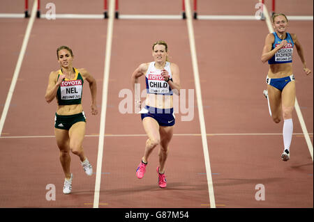 *RI-TRASMESSA CORRECTING RACE TO 400m HURDLES* il bambino di Eilidh della Gran Bretagna (centro) compete nella semifinale di 400 m Hurdles delle donne durante il terzo giorno dei Campionati del mondo IAAF allo Stadio Nazionale di Pechino, Cina. Durante il terzo giorno dei Campionati del mondo IAAF allo Stadio Nazionale di Pechino, Cina. Foto Stock