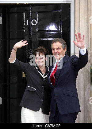 Il primo ministro britannico Tony Blair e sua moglie Cherie tornano a Downing Street, dopo che il Partito laburista ha vinto uno storico terzo mandato, con una maggioranza ridotta. Foto Stock