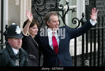 Il primo ministro britannico Tony Blair e sua moglie Cherie tornano a Downing Street, dopo che il Partito laburista ha vinto uno storico terzo mandato, con una maggioranza ridotta. Foto Stock