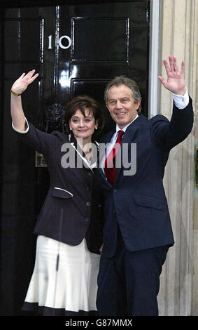 Il primo ministro britannico Tony Blair e sua moglie Cherie tornano a Downing Street, dopo che il Partito laburista ha vinto uno storico terzo mandato, con una maggioranza ridotta. Foto Stock