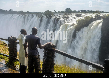 I visitatori che desiderano a Victoria Falls a Livingstone, Zambia Foto Stock