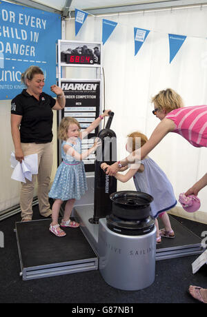 I giovani partecipanti prendono parte al concorso Hearken 'macinacaffè' durante il primo giorno del Race Village, per il Clipper Round The World Yacht Race a St Katharine Docks, Londra. Foto Stock