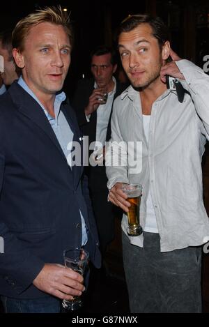 'The Jacket' Private Screening - il cinema Rex a Soho. Attori Daniel Craig (a sinistra) e Jude Law. Foto Stock