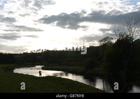 Fly Fisherman terre farmaci haul - il fiume Liffey Foto Stock