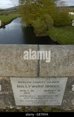 Fly Fisherman terre farmaci haul - il fiume Liffey Foto Stock