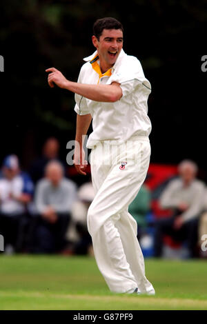 Cricket - Cheltenham & Gloucester Trophy - Primo round - Staffordshire v Surrey - Porri Foto Stock