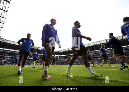 Calcio - Campionato Sky Bet - MK Dons / Birmingham City - Stadio:mk. Vista generale dei giocatori di Birmingham City che si riscaldano prima della partita Foto Stock