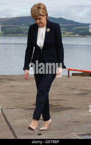 Primo ministro Nicola Sturgeon durante una visita alla Ferguson Marine Engineering Ltd a Port Glasgow per annunciare il cantiere navale è l'offerente preferito per un contratto di &sterlina;97 milioni di euro per la costruzione di due grandi traghetti a doppio carburante per il servizio di traghetti Clyde e Hebrides. Foto Stock
