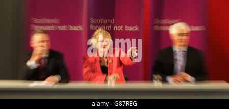 (L-R) primo ministro scozzese Jack McConnell con Anne McGuire M.P. (ministro dell'Ufficio della Scozia centrale) e Alistair Darling M.P Segretario di Stato per la Scozia e i trasporti. Foto Stock