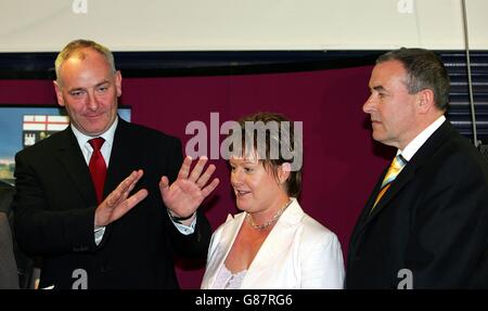 Mark Durkan (a sinistra), leader SDLP, festeggia con sua moglie Jackie (al centro) dopo aver superato i sondaggi nella circoscrizione di Foyle, contro il favorito Mitchel McLaughlin (a destra) di Sinn Fein. Foto Stock