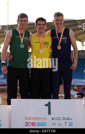 (l-r) Shane Martin dell'Irlanda del Nord, Andrew Douglas del Sud Ovest dell'Inghilterra e Craig Moriaty della Scozia ricevono le loro medaglie di pole vault dei ragazzi durante la cerimonia delle medaglie ai Giochi scolastici 2015 di Sainsbury alla Manchester Regional Arena. Foto Stock