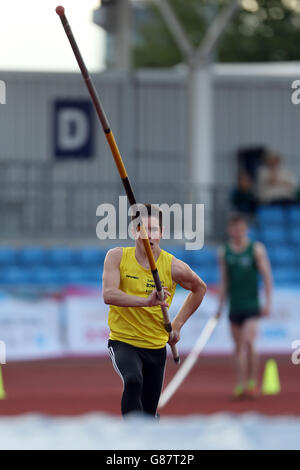 Il South West del South West dell'Inghilterra, Andrew Douglas, compete nella pole vault dei ragazzi ai Sainsbury's 2015 School Games presso la Manchester Regional Arena. Foto Stock