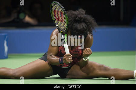 Serena Williams festeggia durante la sua terza partita femminile contro Bethanie Mattek Sands il quinto giorno degli US Open presso lo US Open presso il Billie Jean King National Tennis Center il 4 settembre 2015 a New York, USA. Foto Stock