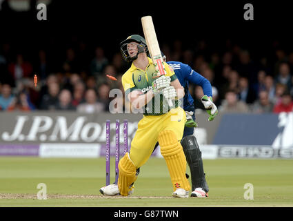 L'australiano George Bailey è calciato da Moeen Ali (non raffigurato) durante il secondo incontro della Royal London One Day International Series a Lord's, Londra. Foto Stock